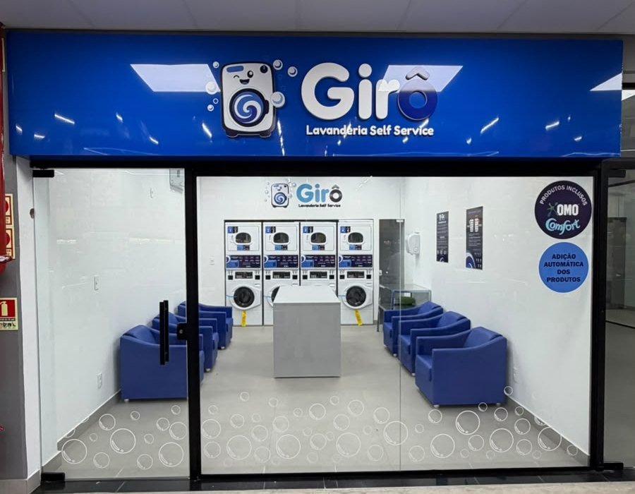 Fachada da Giro Lavanderia Self Service em Telêmaco Borba, com quatro conjuntos de lavadora e secadora e poltronas azuis